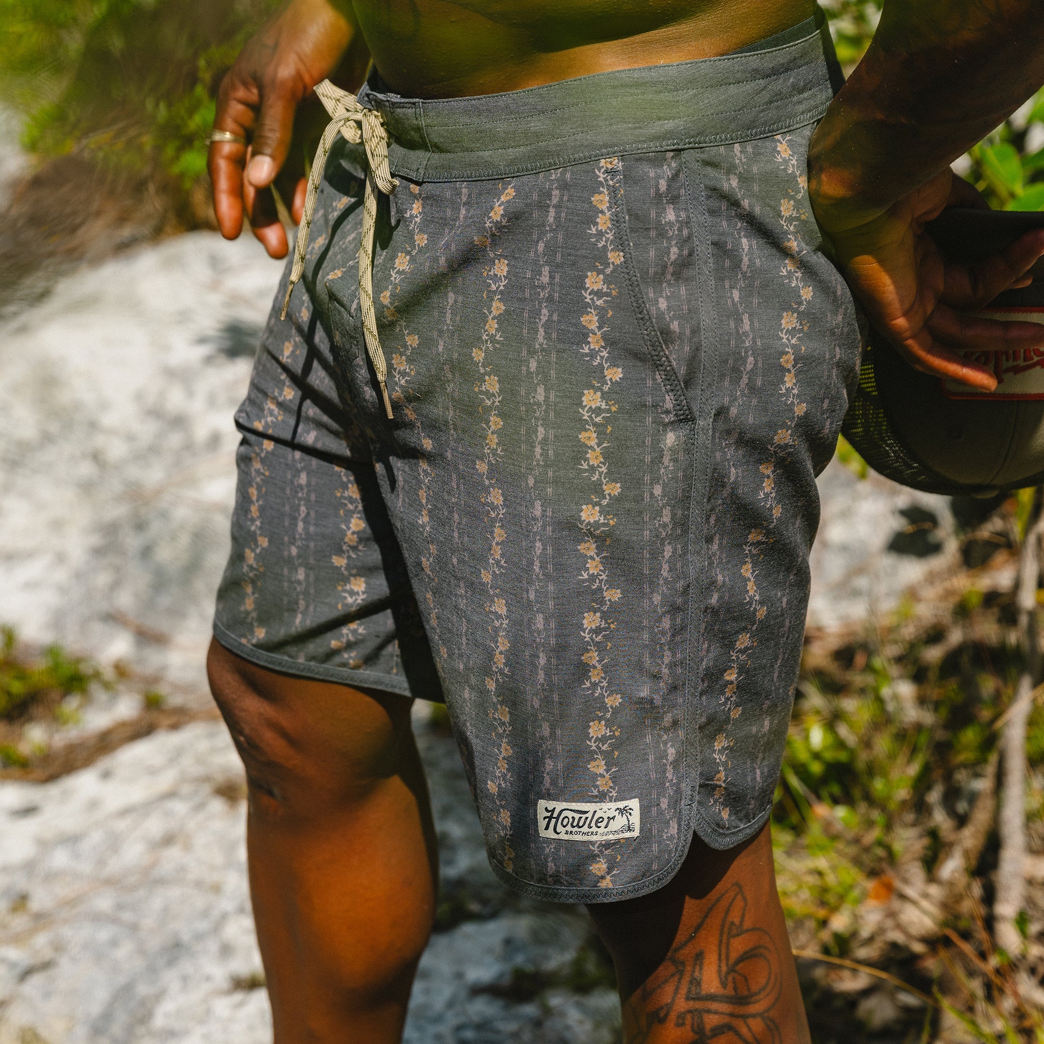 Bruja Boardshorts 18.5" - Hibiscus Ribbons-Antique Black